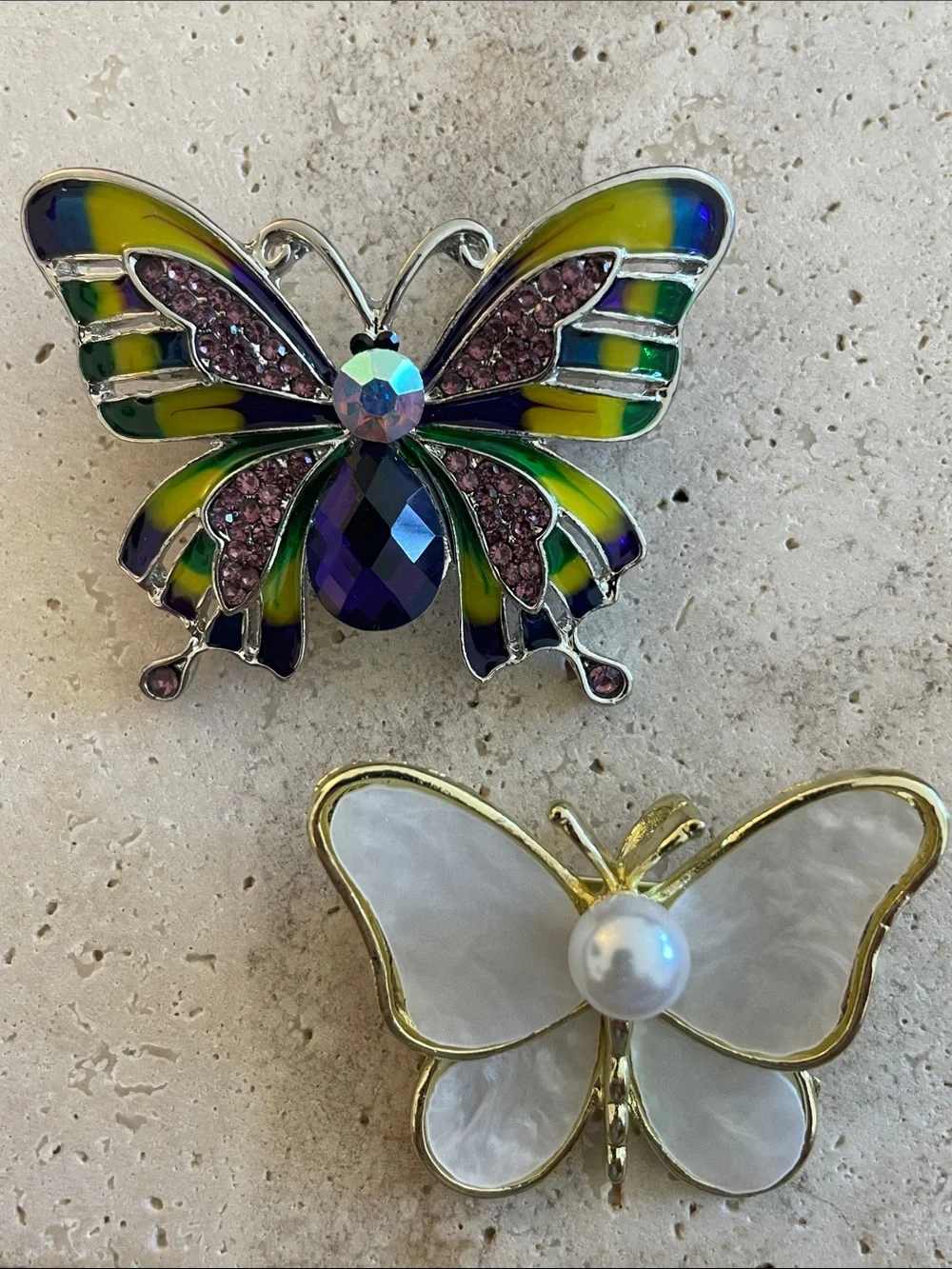Bundle of two brooches